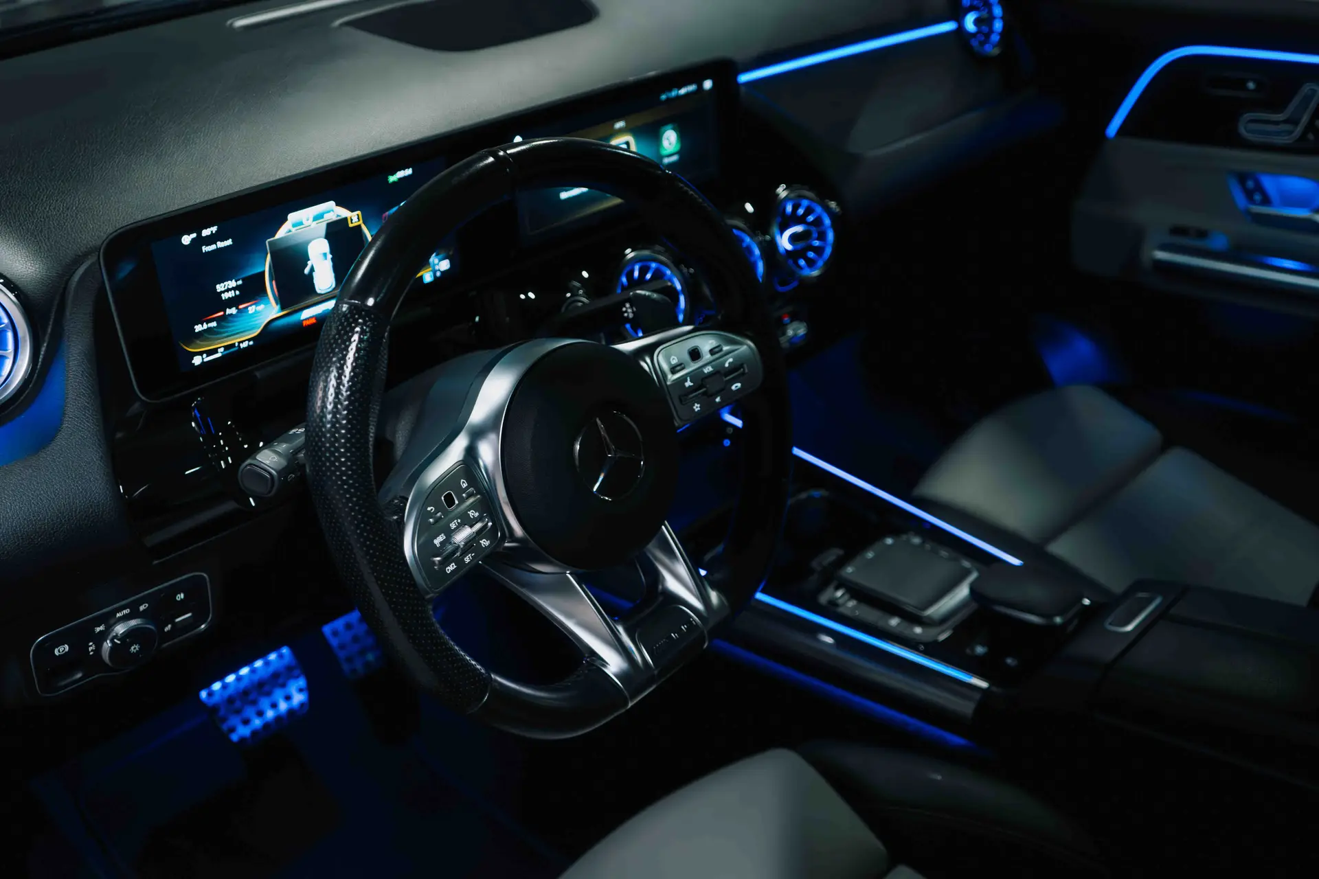 Mercedes Benz AMG GLA 35 — photo 2