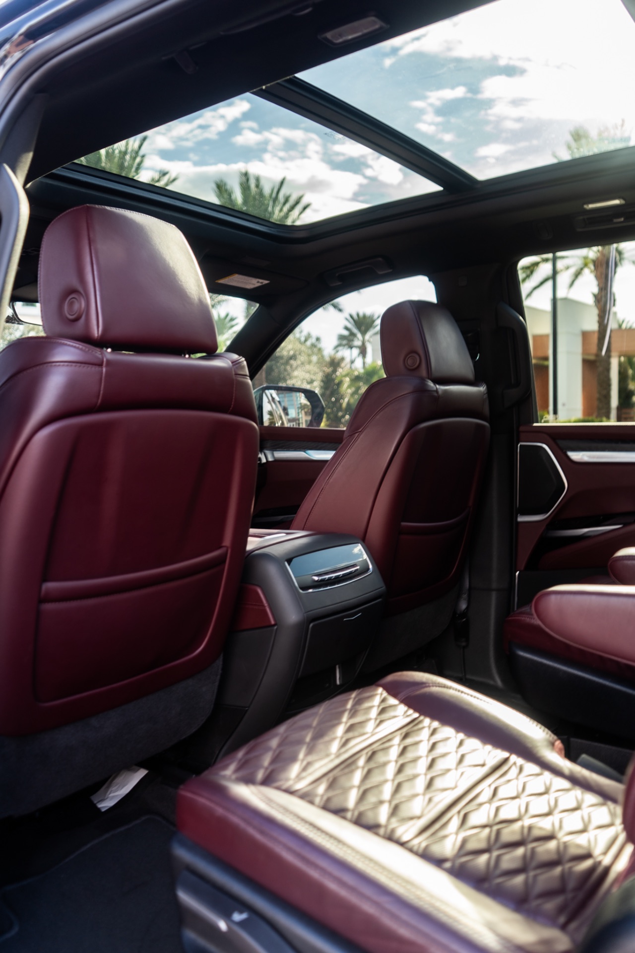 Cadillac Escalade — photo 13