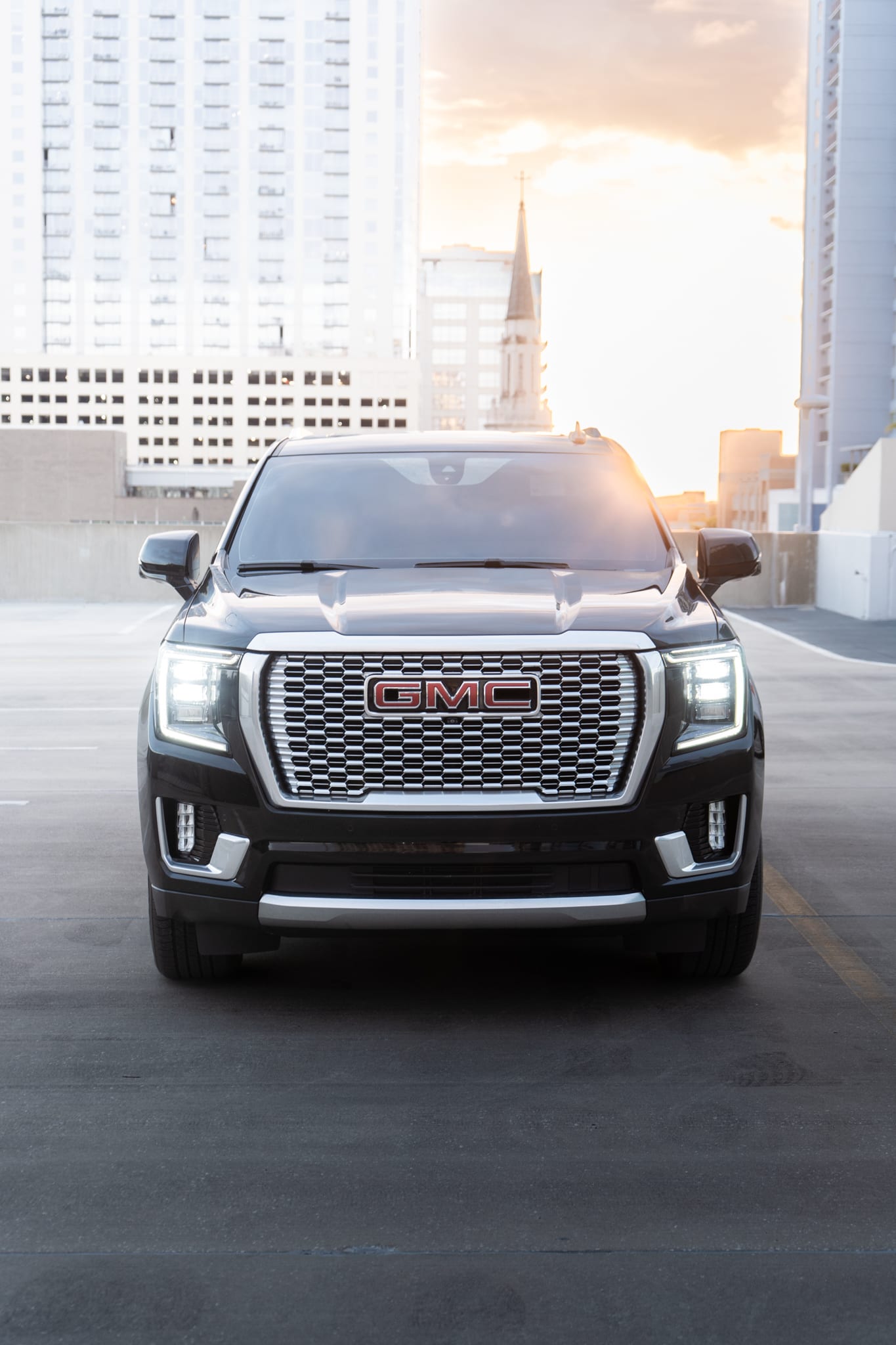 GMC Yukon Denali — photo 2