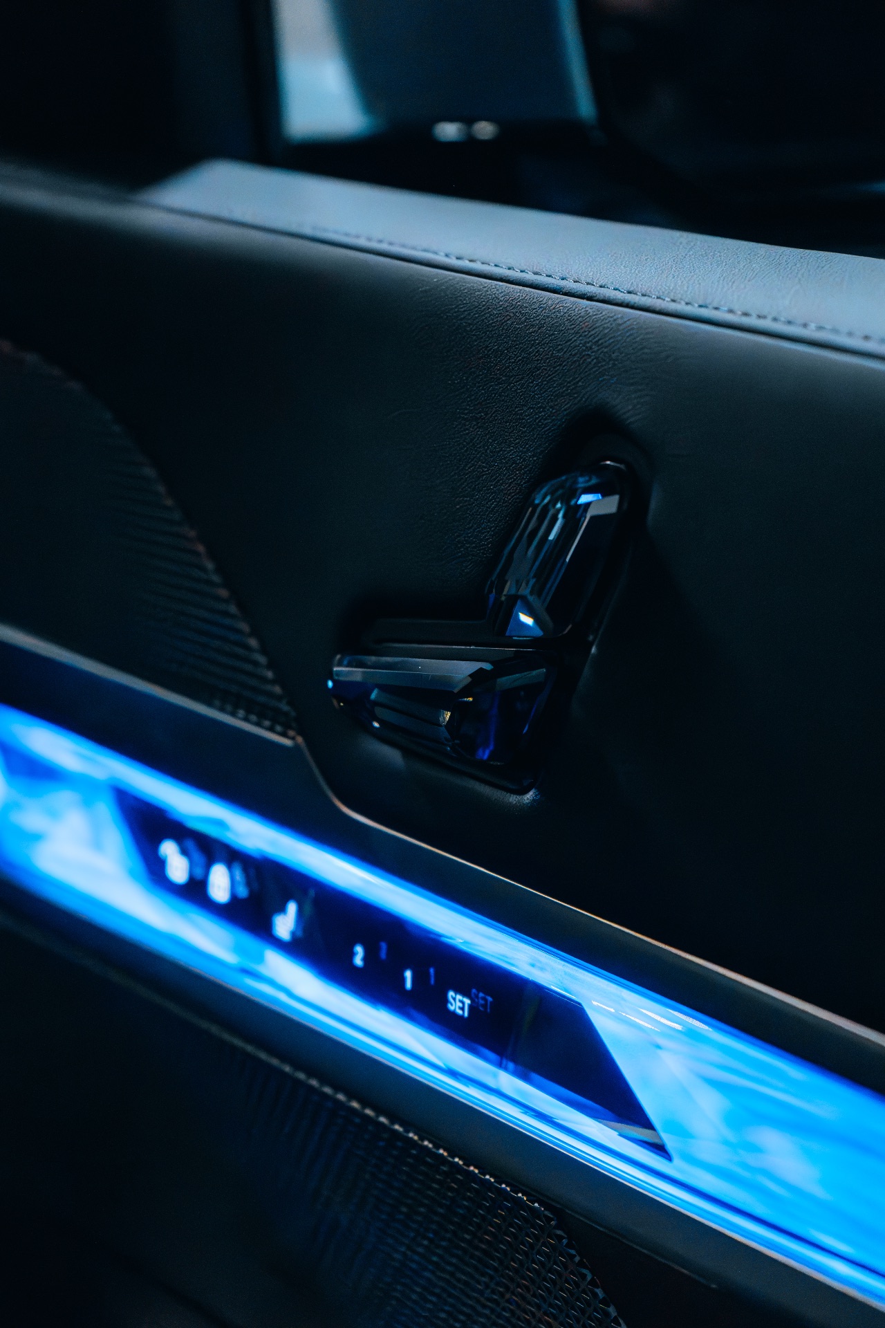 BMW 740i Executive — photo 11