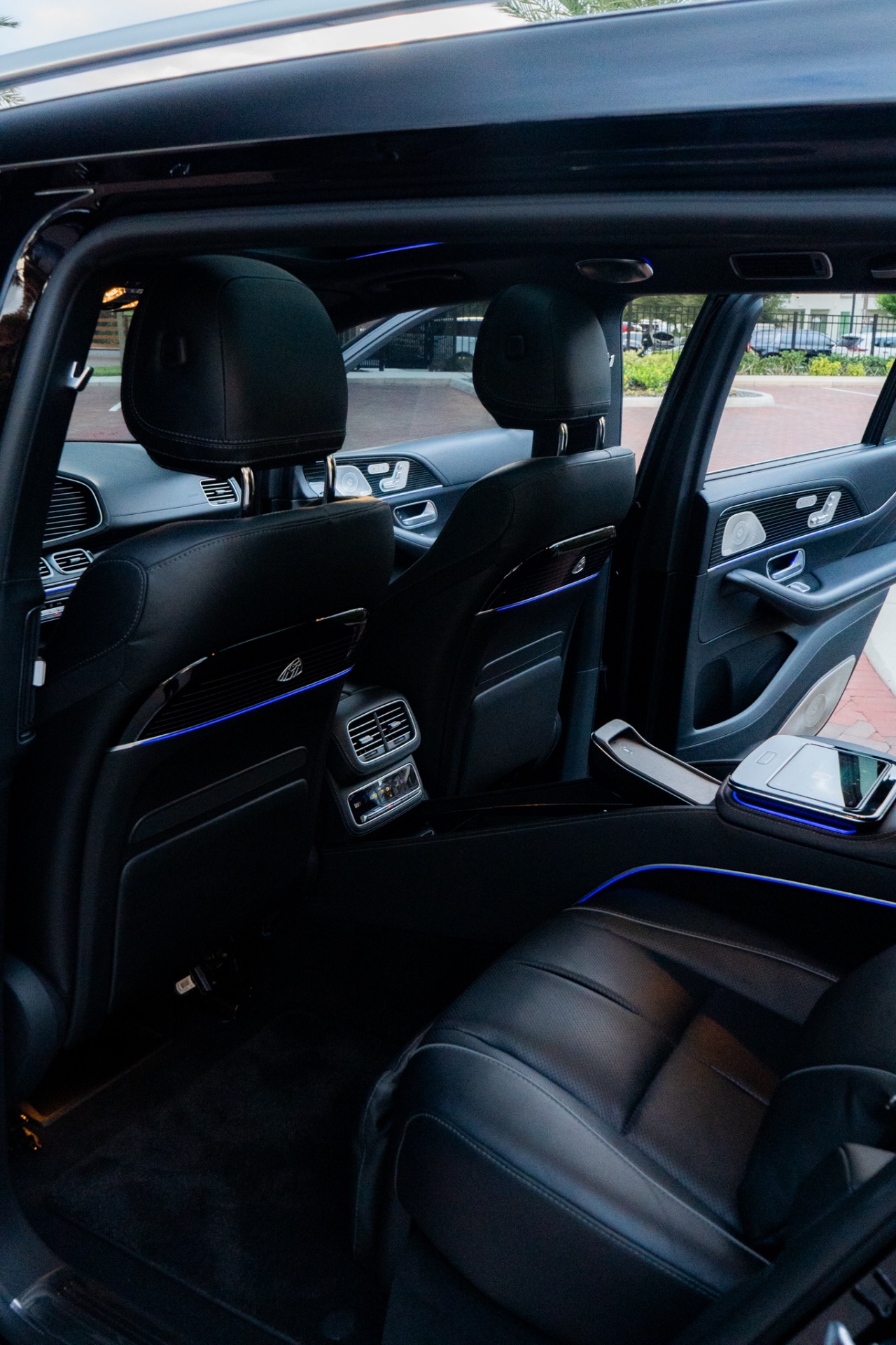 Mercedes Benz Maybach GLS 600 — photo 12