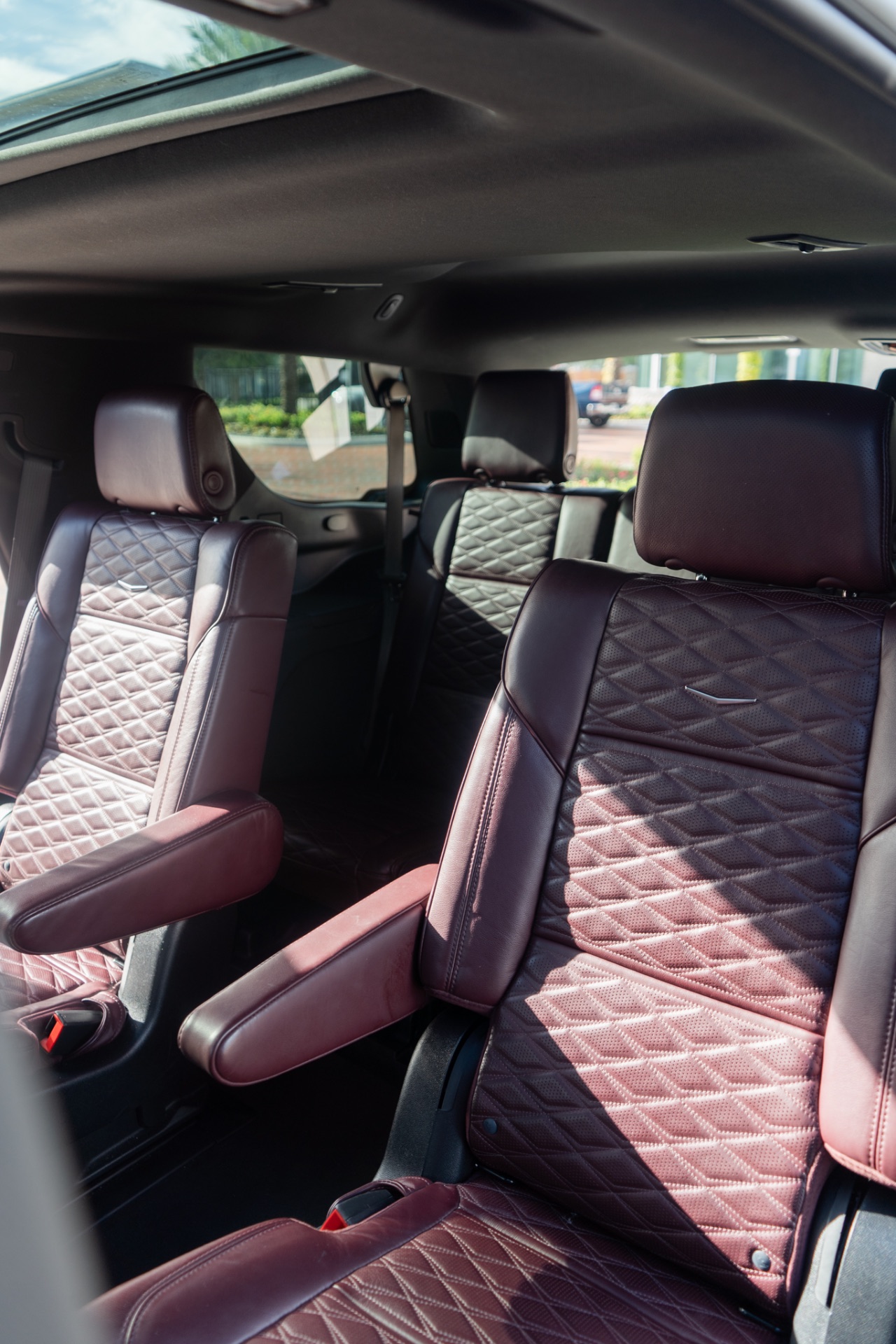 Cadillac Escalade — photo 14